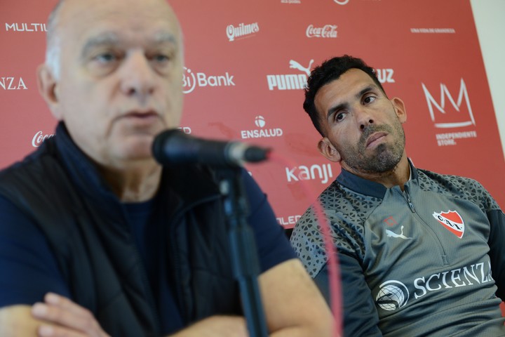 Viejos tiempos: Néstor Grindetti, presidente del Rojo, y Carlos Tevez. (Foto: Luciano Thieberger)