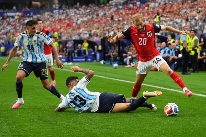 Cuti yendo al piso ante Austria (EFE).