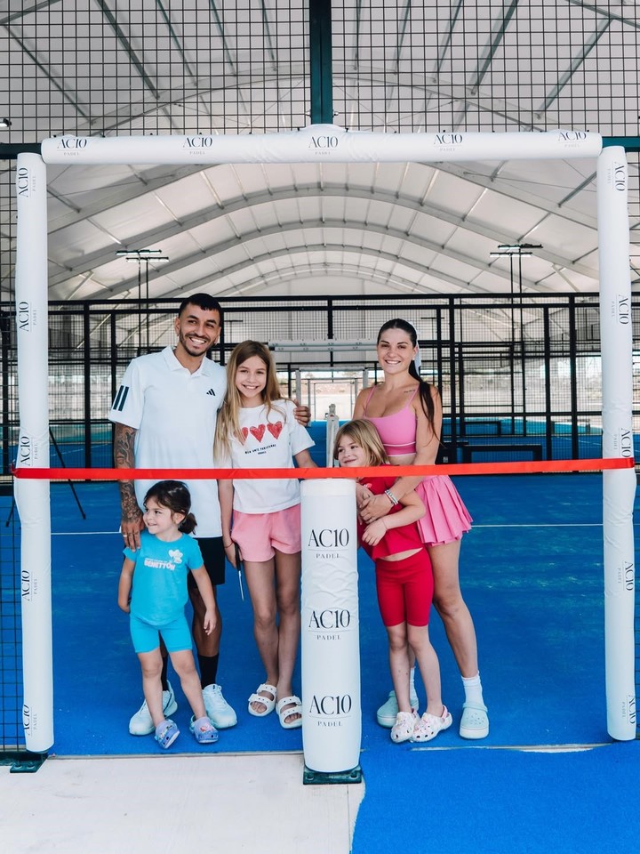 Correa co su esposa y sus tres hijas en Madrid (Instagram).