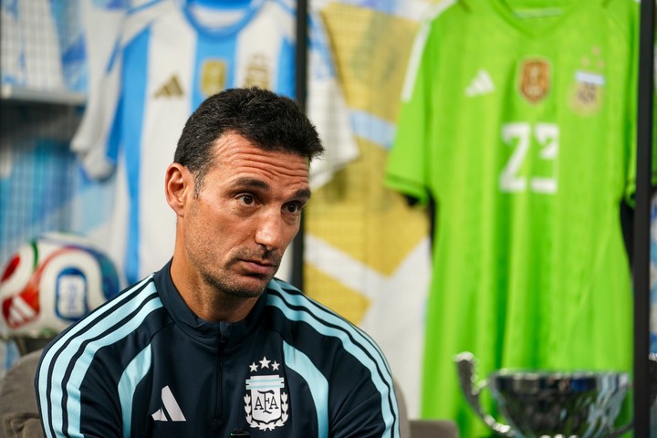 Lionel Scaloni, con Olé (Maxi Failla).