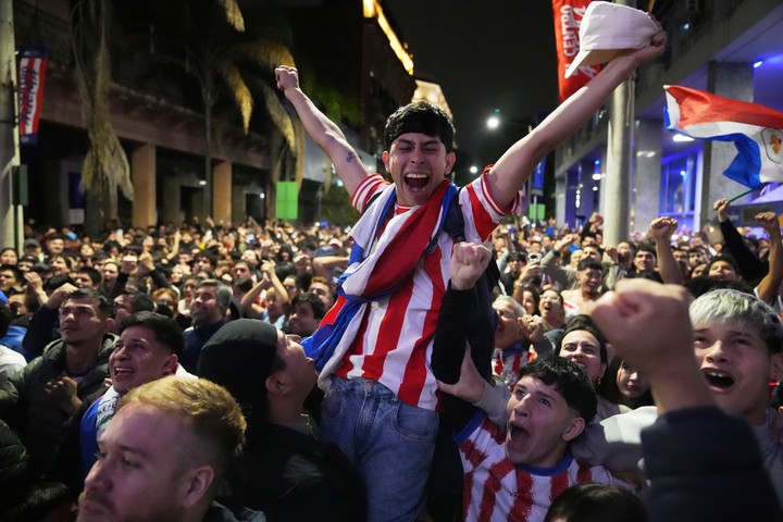 Los fans festejan tras el pase a octavos (AP).