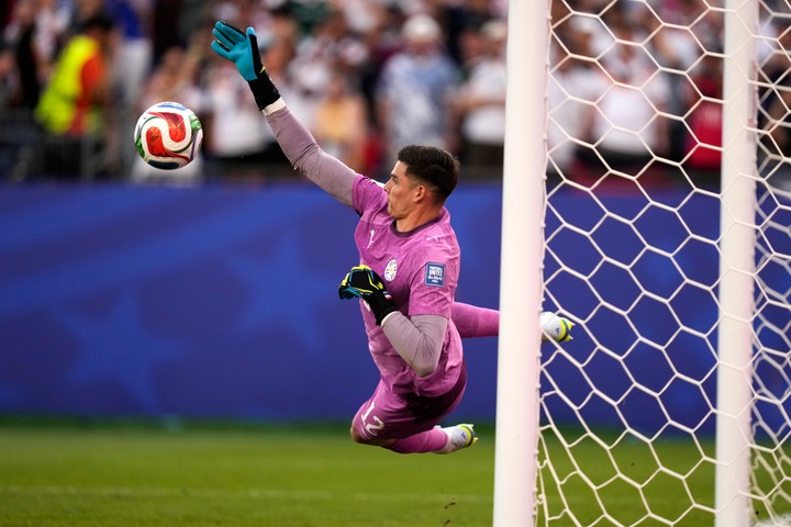 Orlando Gill en la tanda de penales. (AP)