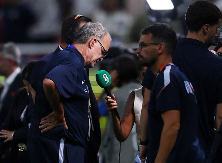 Bielsa con la prensa tras la eliminación (Reuters)