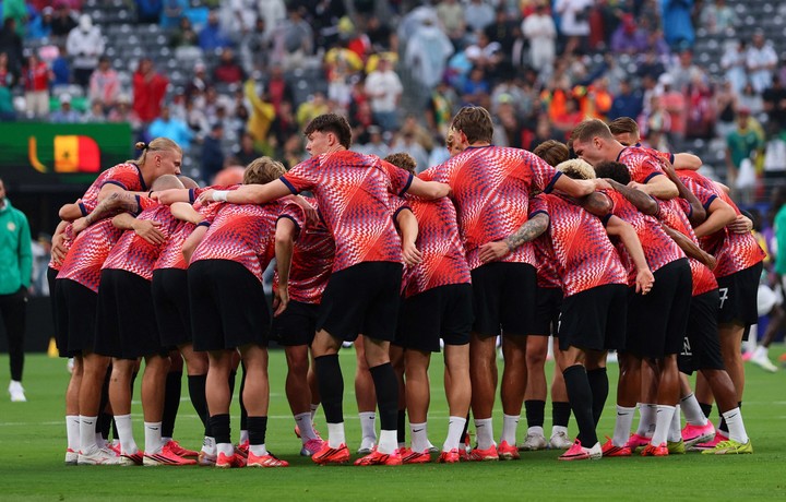 La entrada en calor de los jugadores de Noruega antes del partido con Senegal (Reuters).