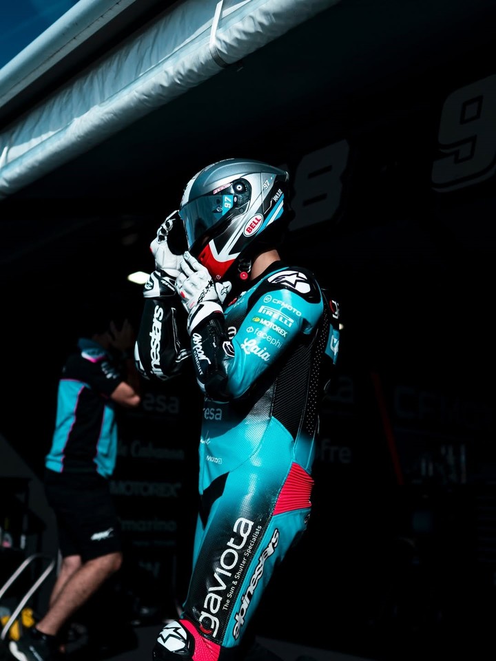 Marco Morelli se ajusta el casco antes de salir a la qualy del Moto3 en Assen.
(@marcomorelli95 en IG).