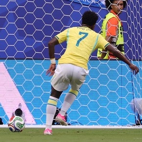  Vinicius: doblete y gol anulado para dejar puntero a Brasil