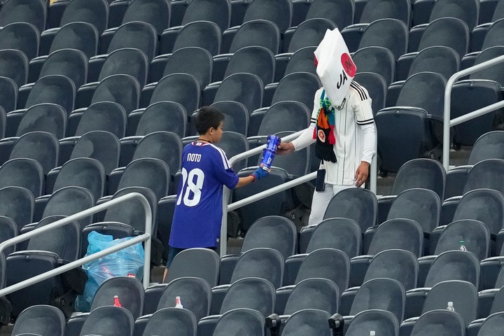 Los hinchas juntando la basura (AP Photo).