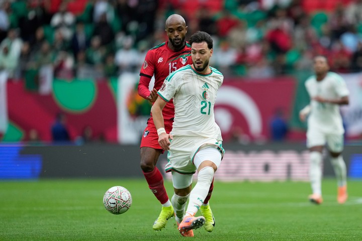Bensebaini, más afuera que adentro para el estreno con Argentina.
