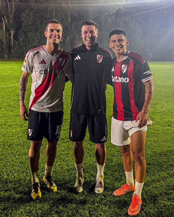 Mastantuono y Echeverri con la camiseta de River, este jueves. Un amigo con ambos.