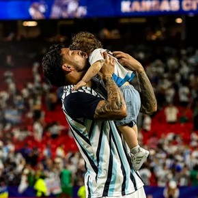 El blooper de Paredes con su hijito en el Mundial