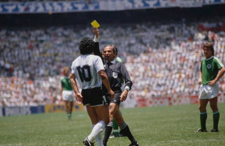 Romualdo Arppi Filho y una amarilla para Maradona.