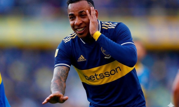 Sebastián Villa con la camiseta actual de Boca. ¿Puede volver?