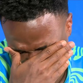 Video: el llanto de Vinícius al ver el testimonio de su abuela