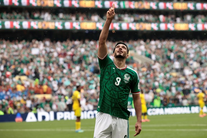 El emotivo festejo de Raúl Jiménez tras su gol ante Sudáfrica (EFE).