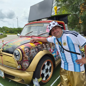 Diseñó un desopilante auto mundialista y sueña con la firma de Messi: "Ese es mi imposible..."