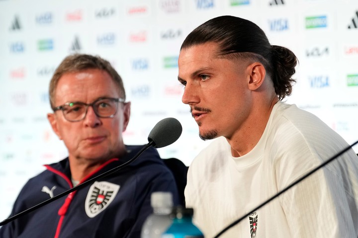 Rangnick y Sabitzer en la conferencia de prensa previa al partido. (AP Photo/Tony Gutierrez)