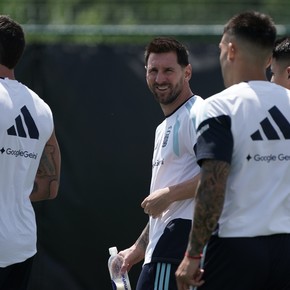 Sonrisas, mate y Messi en zapatillas: las perlitas de Selección de la práctica post Argelia