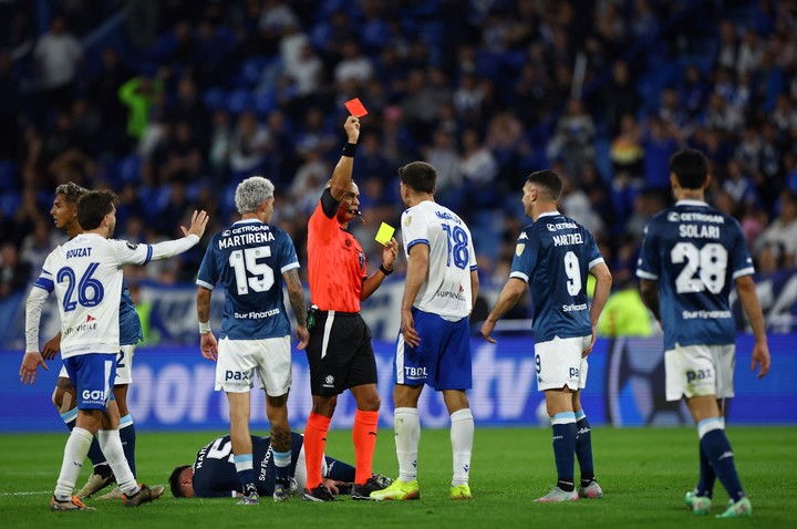 Wilton Sampaio cuando echó a Magallán, de Vélez en 2025 (Reuters).