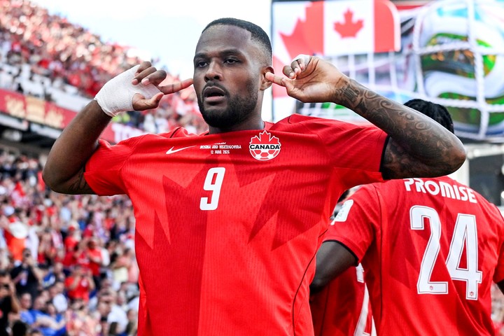 Cyle Larin metió el 1-1 para Canadá ante Bosnia y Herzegovina (EFE).