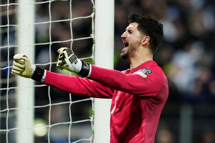 Nikola Vasiljev festejando después de dejar afuera a Italia. (REUTERS/Matteo Ciambelli)