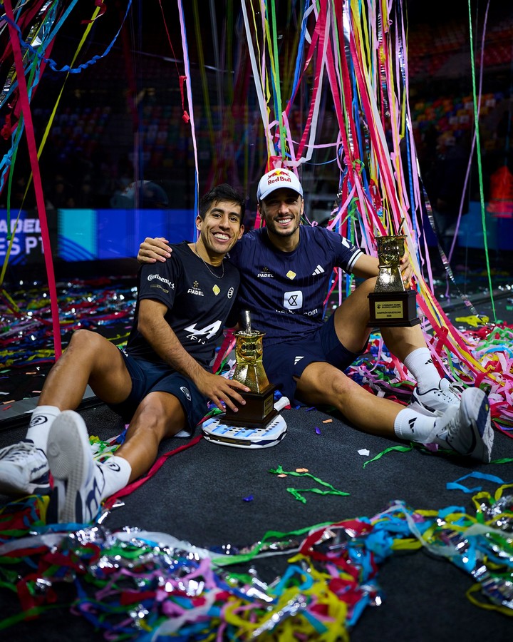 Federico Chingotto festeja junto a Alejandro Galán el título en Buenos Aires.