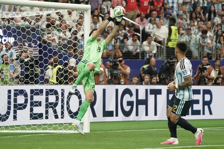 Dibu Martínez seguirá sumando minutos.