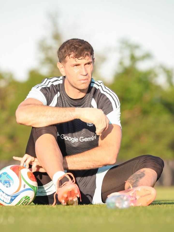 Dibu Martínez trabaja para llegar al debut (Instagram).