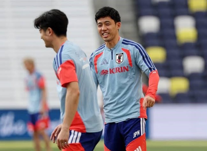 Wataru Endo entrenando con el seleccionado japonés.