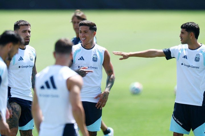 Enzo Fernandez y Exequiel Palacios (REUTERS).