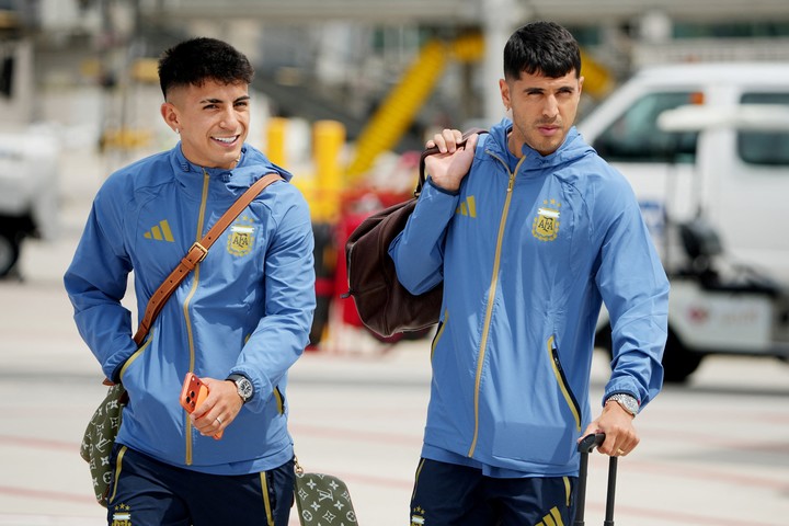 Thiago Almada junto al ex River Exequiel Palacios en la llegada de la Selección a Kansas (Credit: Denny Medley-Imagn Images).
