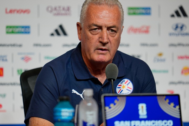 Gustavo Alfaro en conferencia de prensa. (AP)