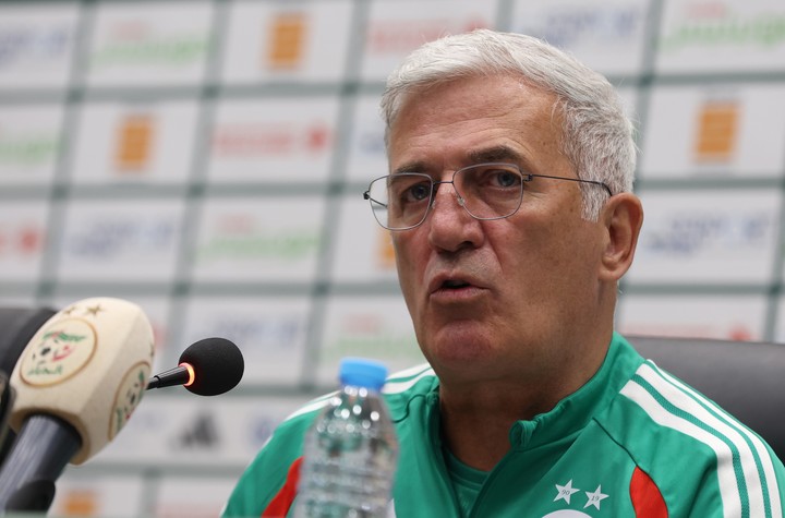 Petkovic no definió aún si jugará con cuatro o cinco atrás ante Argentina.