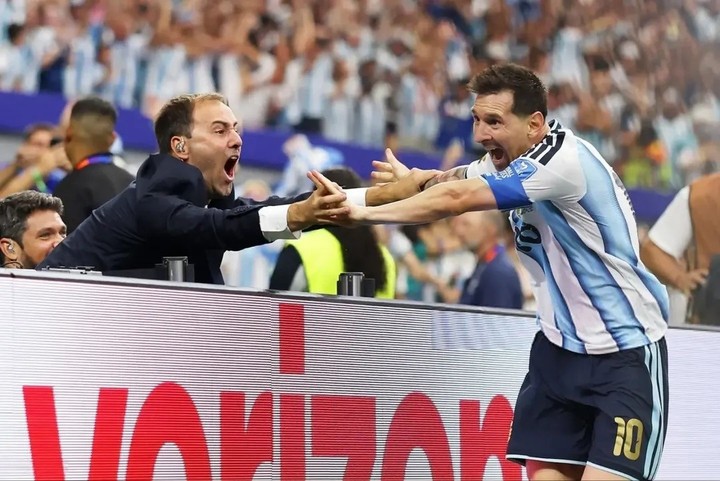 Lionel Messi impacta sus brazos con los de Joaquín Bruno en el festejo del gol.