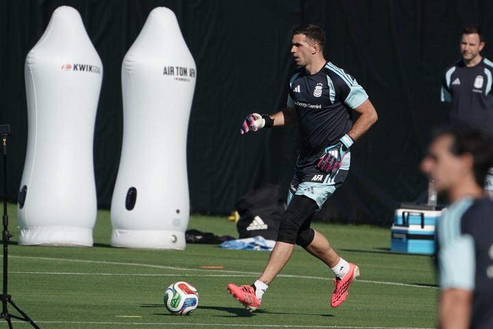 El Dibu, en el entrenamiento de este jueves. Foto Juano Tesone/ Enviado especial