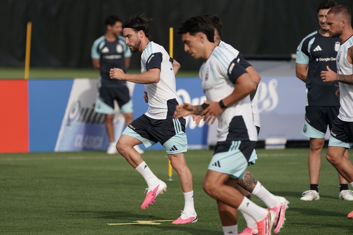 Tagliafico realizando la entrada en calor con el grupo (Juano Tesone/Enviado).