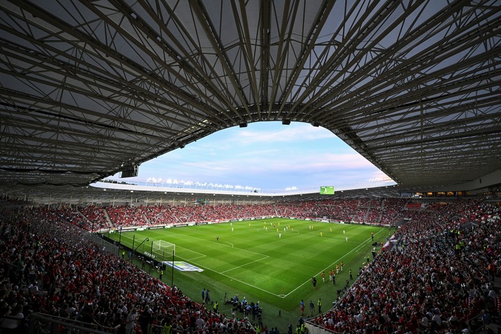 Una vista del estadio Nagyerdei, en el que Hungría le ganó 3 a 1 a Kazajistán (EFE).