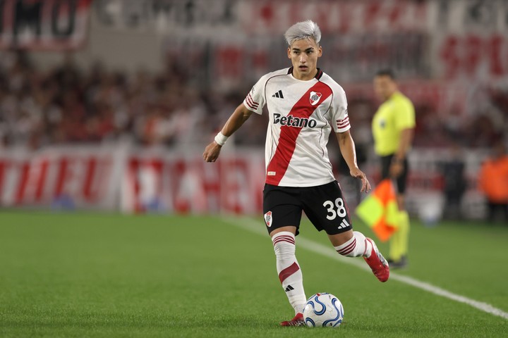 Subiabre tuvo más chances que nunca en la Primera de River con Coudet: no tuvo el nivel esperado (EFE/ Adan González).