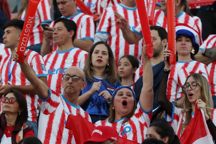Los hinchas en el Defensores del Chaco.