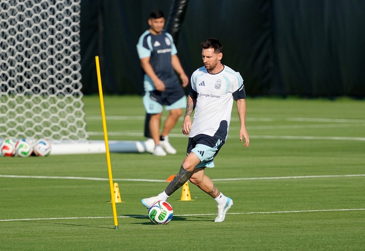 Leo realizó algunos trabajos con pelota en la práctica (Reuters). 