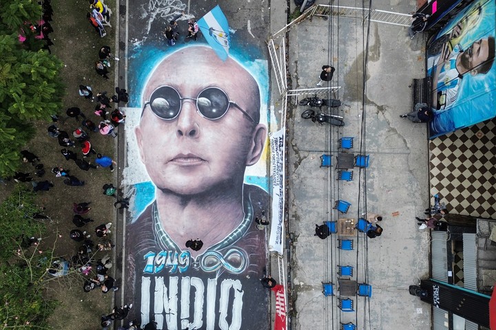 Fotografía aérea de una pintura del Indio Solari en medio de una ceremonia para despedirlo. (EFE)