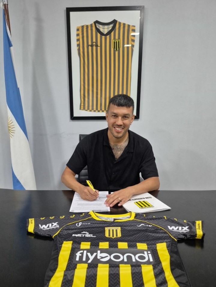 Gustavo Cabral en su presentación con Almirante. (FOTO: Almirante Brown)