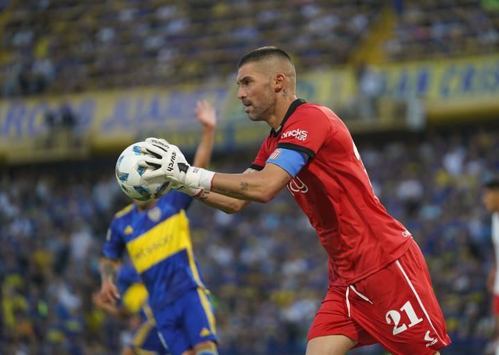Andujar sosteniendo la pelota en un Boca vs Estudiantes en la Bombonera (Marcelo Carroll)