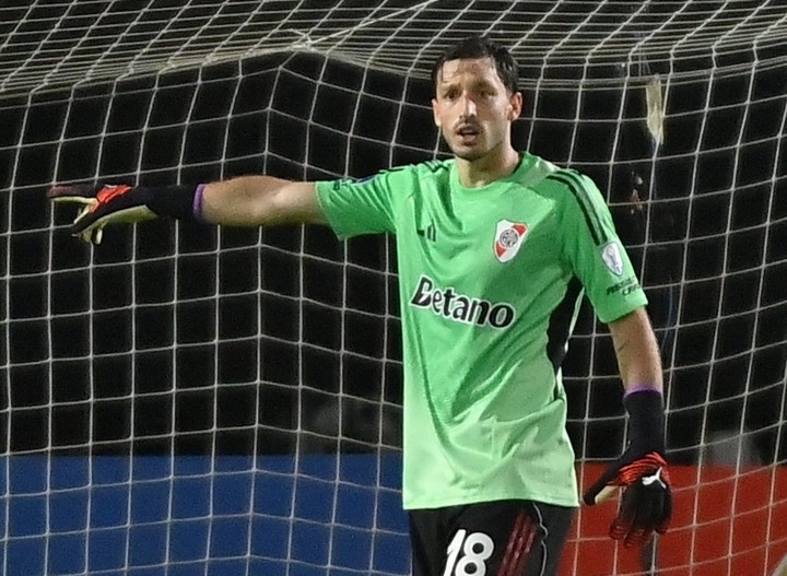 Matías Viña se puso los guantes tras la expulsión de Beltrán ante Carabobo por la Sudamericana (Prensa River).