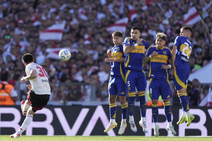 Franco Mastantuono tras convertir de tiro libre en el Superclásico ante Boca (AP Photo/Gustavo Garello).