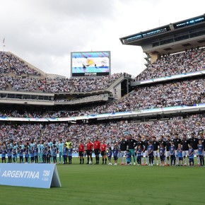 El insólito blooper en el amistoso de la Selección: pusieron el Bombón Asesino en vez del himno argentino