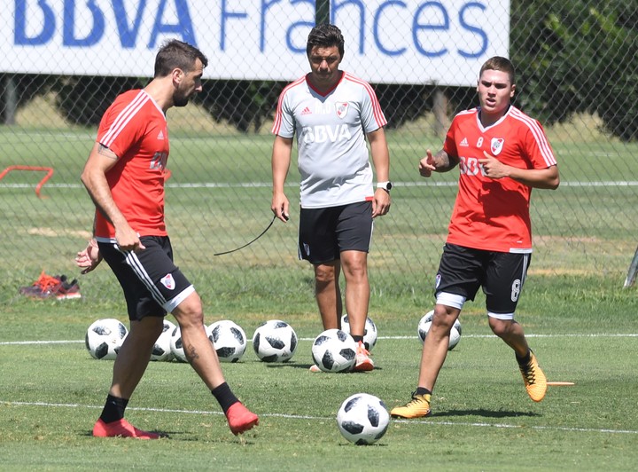 Lucas Pratto y Juanfer Quintero entrenando con Rive (fotobaires).