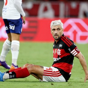 Fuerte acusación de Flamengo a Uruguay por la lesión de De Arrascaeta