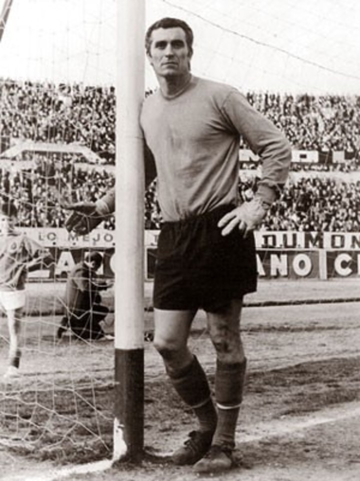Amadeo Carrizo en la década del 60 y el arco con las bases negras.