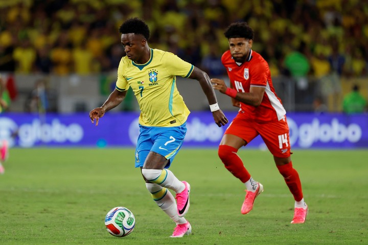 Carlos Harvey vs. Vinicius. (foto: EFE)