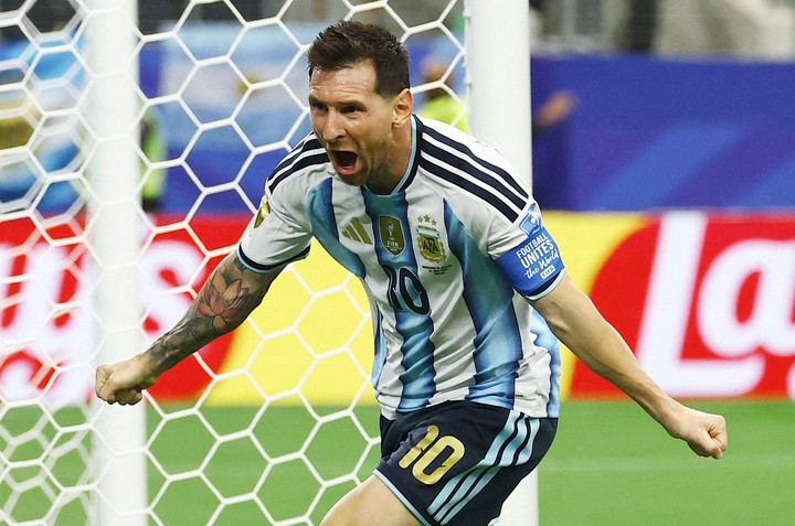 Messi es el único jugador de Argentina que convirtió goles: hizo los cinco. 
(REUTERS/Kai Pfaffenbach)